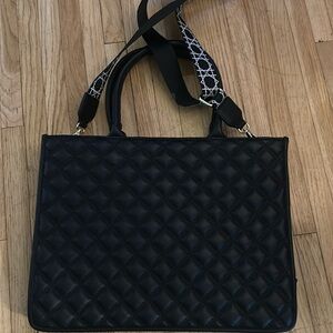 Like new laptop bag measure 16x12 very nice..zipper closure